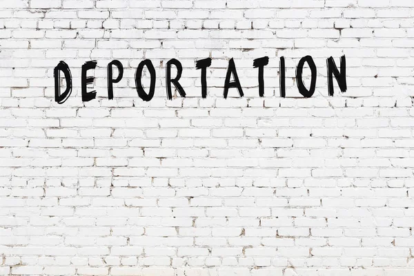 Bílá Cihlová Zeď Nápisem Deportace Ručně Psaný Černou Barvou — Stock fotografie