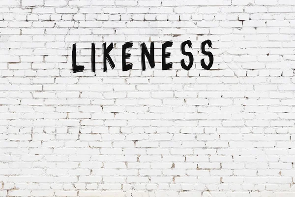 Yazılı beyaz tuğla duvar. Siyah boyalı el yazısı.