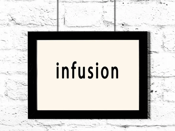 Beyaz tuğla duvara asılmış siyah ahşap çerçeve. 