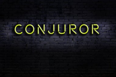 Duvara yazı yazan bir neon levhası. Gece görünümü