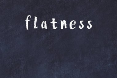 Tebeşir el yazısıyla yazılmış siyah masadaki düz yazı.