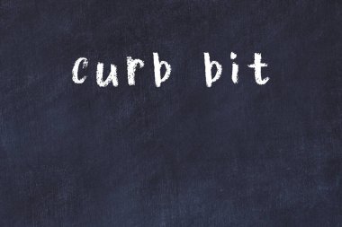 Siyah masadaki tebeşir elle yazılmış yazı kaldırımı.