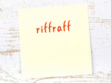 Ayak takımını hatırlatma anlayışı. Tahta duvarda üzerinde yazı olan sarı yapışkan kağıt.