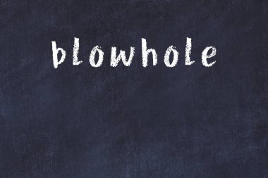 Siyah masanın üzerine el yazısıyla yazılmış hava deliği.