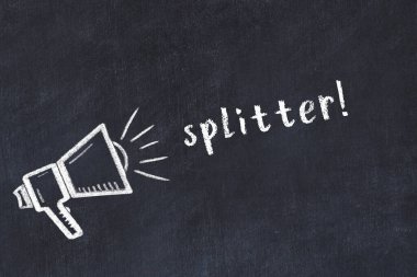 Hoparlör çizimi ve yazıt bölücüsü olan siyah karatahta