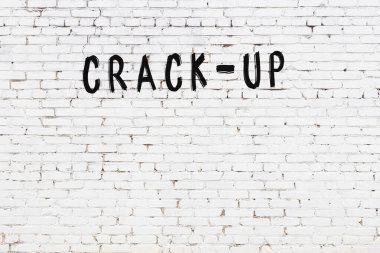 Beyaz tuğla duvara siyah boya ile yazılmış yazılar..