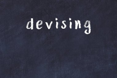 Tebeşir el yazısı yazması, siyah masaya yazması.