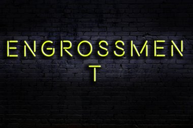 Duvara yazı kazınmış neon levhası. Gece görünümü