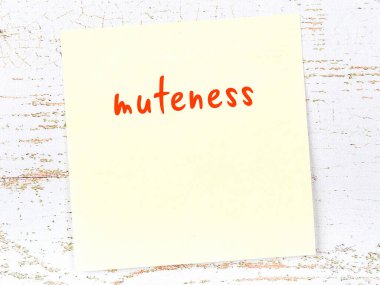 Dilsizliği hatırlatma anlayışı. Tahta duvarda üzerinde yazı olan sarı yapışkan kağıt.