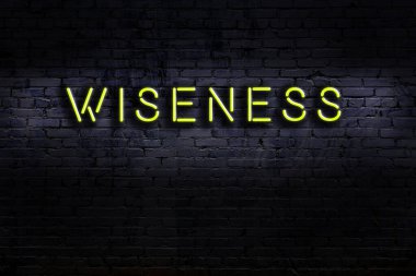 Geceleri duvarda neon levhası var. Yazı bilgeliği