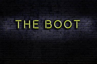 Geceleri duvarda neon levhası var. Çizmeyi yazdır