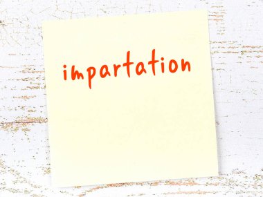 Öğütle ilgili hatırlatma kavramı. Tahta duvarda üzerinde yazı olan sarı yapışkan kağıt.