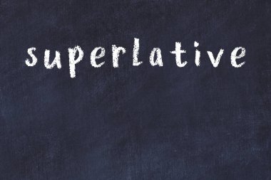 Tebeşir el yazısıyla yazılmış yazı siyah masanın üzerinde mükemmel.