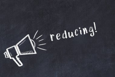 Hoparlör çizimi ve yazıt indirgenen siyah karatahta