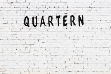 Üzerinde siyah boya bulunan beyaz tuğlalı duvar.