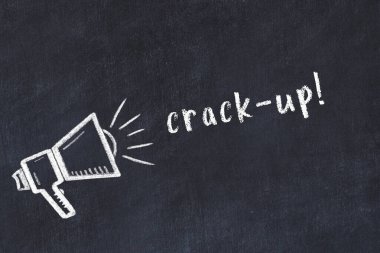 Hoparlör çizimi ve yazıt çatlağı olan siyah karatahta