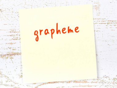 Grafik hakkında hatırlatma kavramı. Tahta duvarda üzerinde yazı olan sarı yapışkan kağıt.