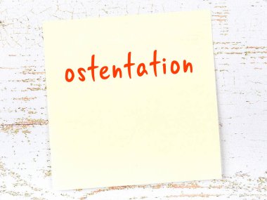 Tahta duvarda el yazısıyla yazılmış gösterişli sarı yapışkan not.