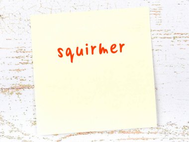 Kıvranmayla ilgili hatırlatma kavramı. Tahta duvarda üzerinde yazı olan sarı yapışkan kağıt.