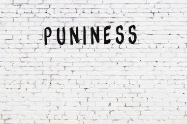 Yazılı beyaz tuğla duvar. Siyah boyayla yazılmış.