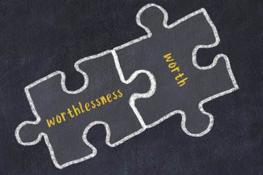 Sorunlarla başa çıkma kavramı. Bulmacaları değersiz ve değerli kelimelerle birleştirmenin tebeşir çizimi.