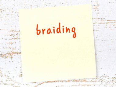 Tahta duvarda el yazısıyla örülmüş sarı yapışkan bir not.