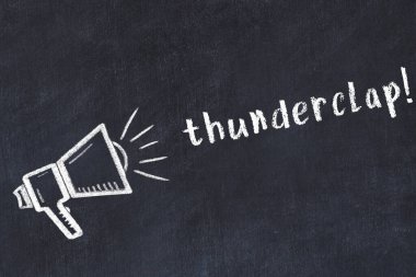 Hoparlör çizimi ve yazıt gök gürültüsü yazılı siyah karatahta