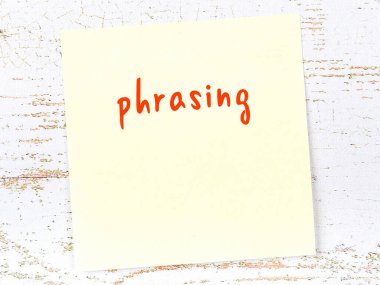 Cümleleri hatırlatma kavramı. Tahta duvarda üzerinde yazı olan sarı yapışkan kağıt.