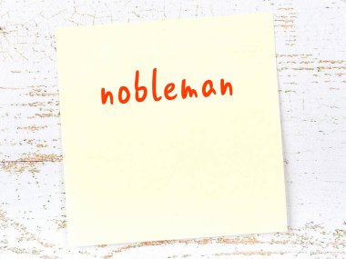 Asilzadeyi hatırlatma anlayışı. Tahta duvarda üzerinde yazı olan sarı yapışkan kağıt.