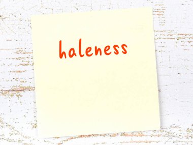 Kutsallığı hatırlatma kavramı. Tahta duvarda üzerinde yazı olan sarı yapışkan kağıt.