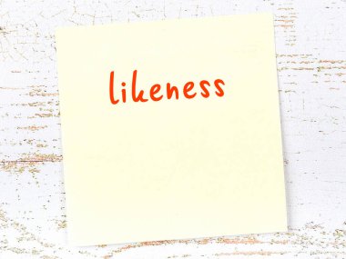 Benzerlik kavramı. Tahta duvarda üzerinde yazı olan sarı yapışkan kağıt.