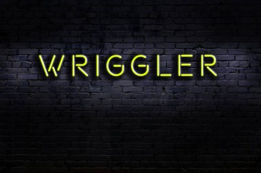 Geceleri duvarda neon levhası var. Yazıt oynatıcı