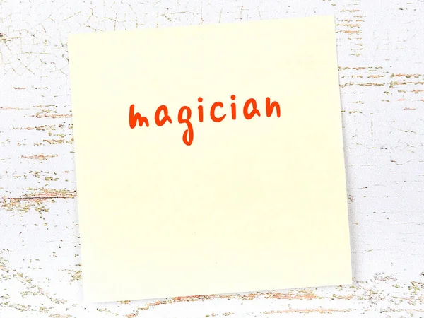 魔術師について思い出させる概念 木製の壁に紙の黄色の粘着シート碑文 — ストック写真
