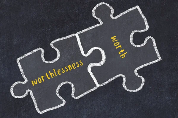 Sorunlarla başa çıkma kavramı. Bulmacaları değersiz ve değerli kelimelerle birleştirmenin tebeşir çizimi.