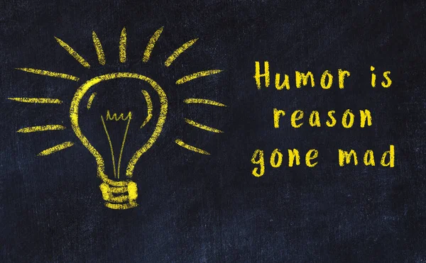 Bilgece bir alıntı ve siyah karatahtaya bir ampul çizimi