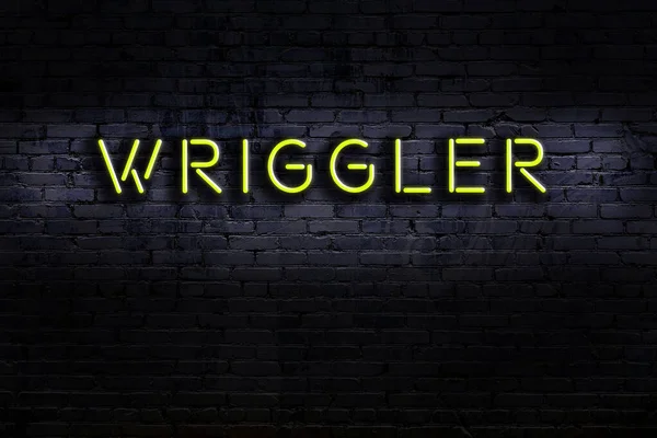 Geceleri duvarda neon levhası var. Yazıt oynatıcı