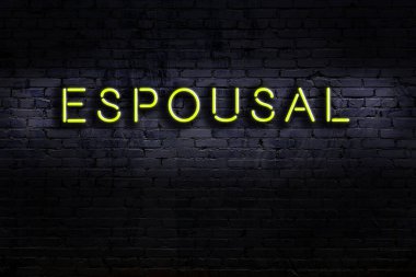 Duvara yazı kazınmış neon levhası. Gece görünümü