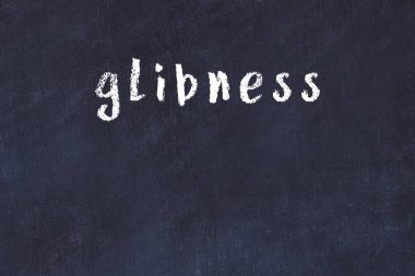 Siyah masadaki tebeşir el yazısıyla yazılmış yazması.