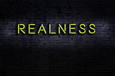 Tuğla duvara karşı yazıtsal gerçekliği olan neon tabela. Gece görünümü