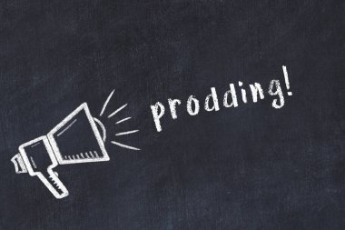 Hoparlörlerin tebeşir çizimi ve siyah masaya elle yazılmış yazılar.