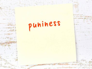 Çelimsizlik hakkında hatırlatma kavramı. Tahta duvarda üzerinde yazı olan sarı yapışkan kağıt.