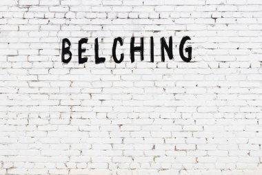 Yazılı geğirme beyaz tuğla duvara siyah boya ile yazılmış..