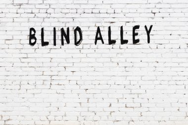 Beyaz tuğlalı duvar, siyah boyayla yazılmış kör sokak yazısı.