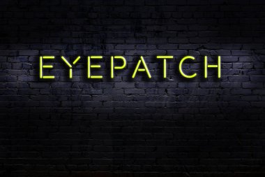 Geceleri duvarda neon levhası var. Yazı göz bandı