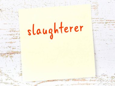 Tahta duvardaki sarı yapışkan notta el yazısıyla kesme makinesi var.