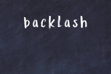 Üzerinde el yazısıyla yazılmış geri tepme olan üniversite yazı tahtası.