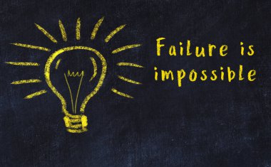 Bir karatahtaya ve bir ampul çizimine elle yazılmış akıllı bir alıntı.