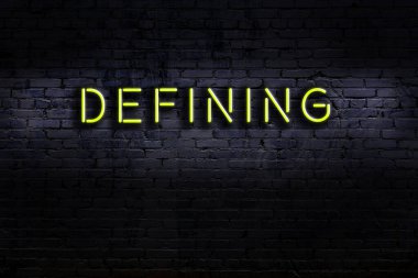 Duvara yazı yazılmış neon levhası. Gece görünümü