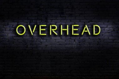 Geceleri duvarda neon levhası var. Üstten yazıt