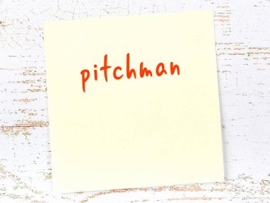 Pitchman 'ı hatırlatma anlayışı. Tahta duvarda üzerinde yazı olan sarı yapışkan kağıt.
